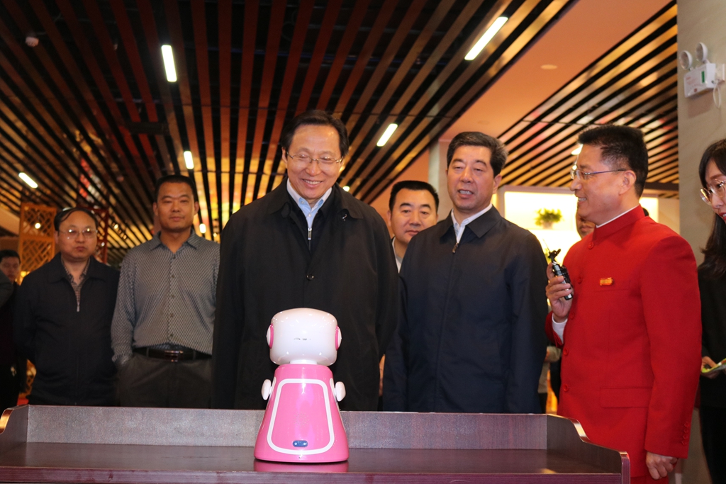 农业部长韩长赋与pg国际智能机械人“红红”互动_副本.jpg